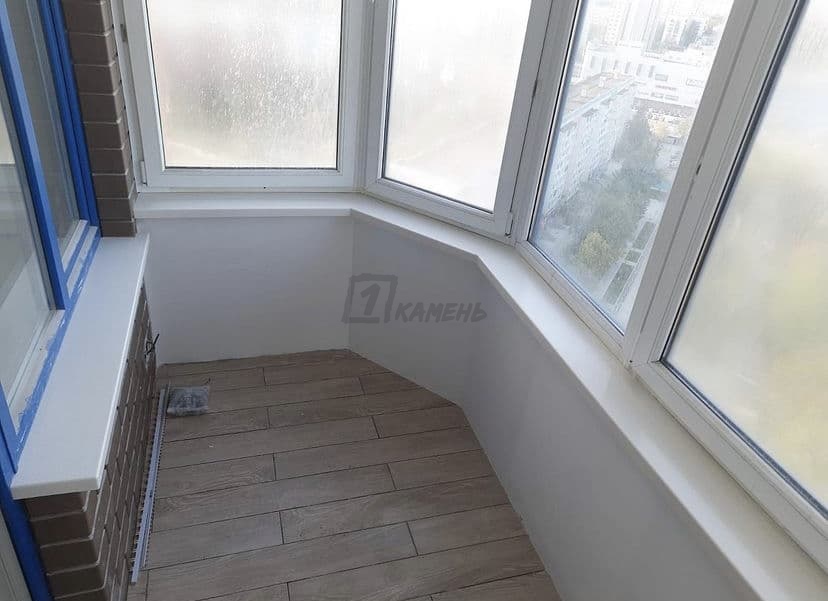 Бежевый эркерный подоконник для балкона из акрилового камня Staron Sanded Cream SM421