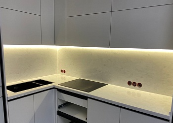 Столешница угловая под мрамор для кухни из акрилового камня Grandex M-732 Marble Mirage