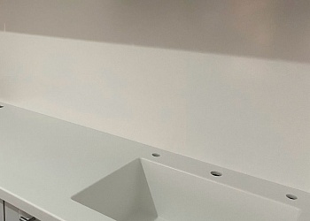 Мойка для кухни из искусственного камня Grandex Pure White P-104