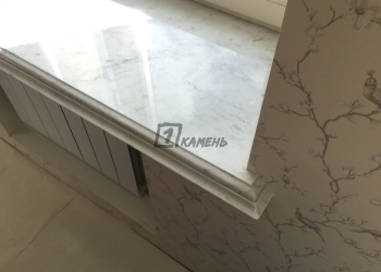 Серая фигурная кромка для подоконника из кварцевого агломерата Vicostone Carrara BQ-8220