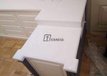 Белая фигурная кромка для кухни из кварцевого агломерата SmartQuartz Super White