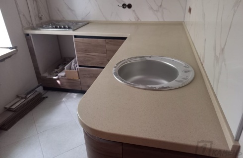 Бежевая угловая столешница из акрилового камня Grandex Natural Sand S-208