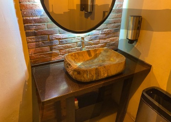 Черная столешница из акрилового камня Cromium Atom Grandex Zoom A-419