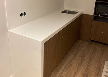 Белая прямая столешница для гостиниц из акрилового камня Staron Pearl SP011
