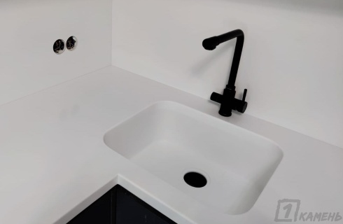 Белая прямоугольная мойка для кухни из акрилового камня Grandex Pure White P-104