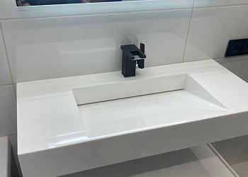 Подвесная щелевая раковина из акрилового камня Grandex Pure White P-104