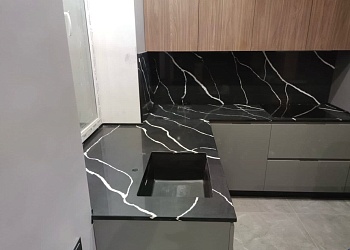 Столешница черного цвета из кварцевого камня Noblle Q765 Nero Marquina