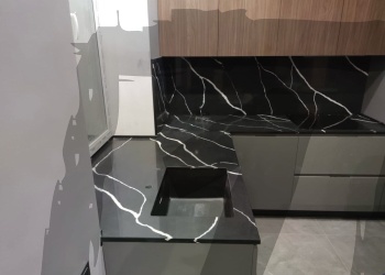 Столешница черного цвета из кварцевого камня Noblle Q765 Nero Marquina