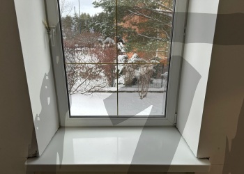 Белый подоконник для спальни из искусственного камня Grandex Pure White P-104
