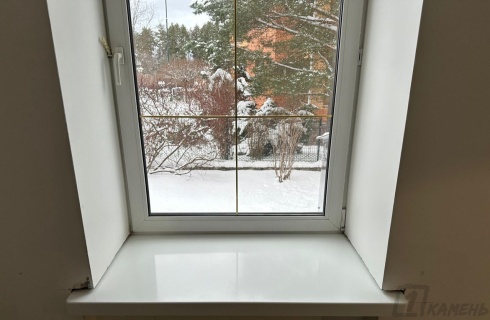 Белый подоконник для спальни из искусственного камня Grandex Pure White P-104