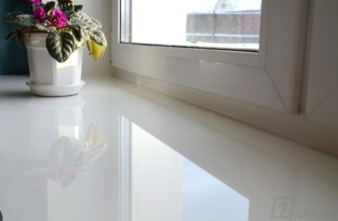 Широкий прямой подоконник из акрилового камня Grandex Pure White P-104