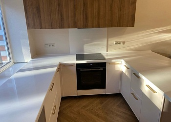 Белая столешница из искусственного камня для кухни Grandex Pure White P-104