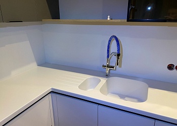 Удобная мойка для кухни из акрилового камня Pluton D-024 Silverwhite