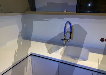 Удобная мойка для кухни из акрилового камня Pluton D-024 Silverwhite