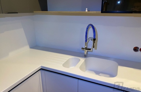 Удобная мойка для кухни из акрилового камня Pluton D-024 Silverwhite