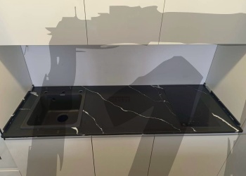 Черная столешница из акрилового камня Noblle Q765 Nero Marquina