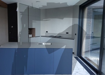 Матовый остров и столешница из кварцевого камня Technistone 21 Noble Portland Grey Matt