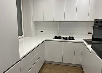 Столешница П-образная из акрилового камня Pluton D-001 SILVER STONE