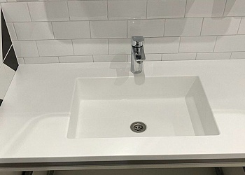Интегрированная раковина для ванной из акрилового камня Grandex Pure White P-104