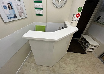 Столешница на ресепшен для фитнес клубов из акрилового камня Grandex Pure White P-104