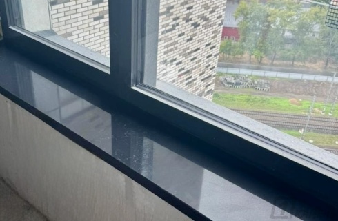 Прямой черный подоконник из кварцевого камня Noblle Q719 Carrara Black