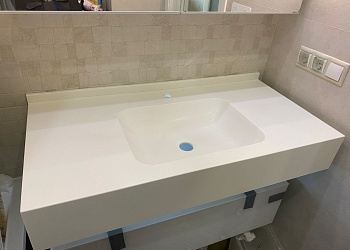 Столешница молочного цвета для санузла из акрилового камня Grandex Cubic Mint D-308