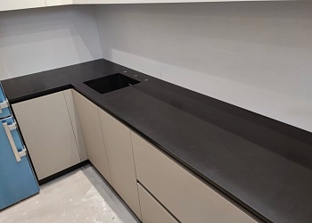 Столешница черная для кухни из кварцевого камня Smart Quartz Obsidian
