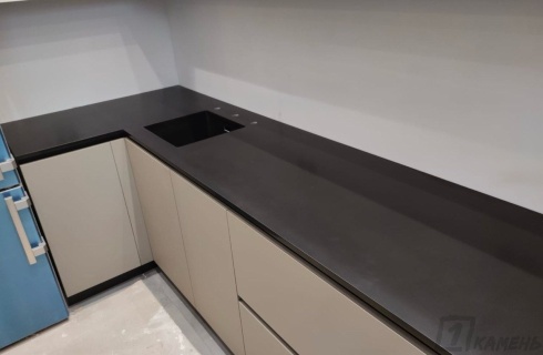 Столешница черная для кухни из кварцевого камня Smart Quartz Obsidian