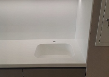 Интегрированная мойка из акрилового камня Grandex Pure White P-104