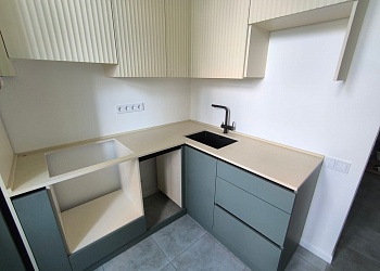 Угловая однотонная столешница из кварцевого камня Smart Quartz Crema Marfil