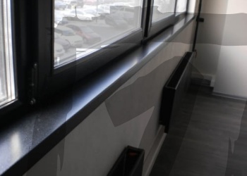 Подоконник черный с вкраплениями из акрилового камня Staron SO423 Sanded Onyx