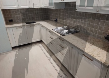 Бежевая столешница из кварцевого камня Vicostone Silver Sea BQ-9310