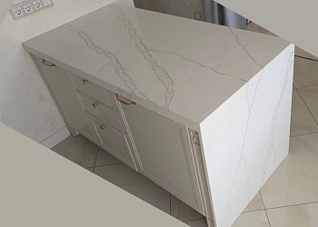 Столешница-остров под мрамор из кварцевого камня Avant Quartz 7000