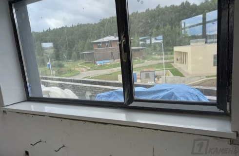 Белый прямой подоконник для гостиной из акрилового камня Tristone Glacier White 019