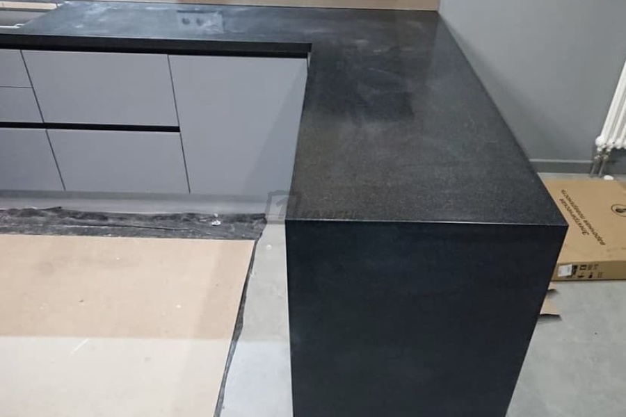 Черная Г-образная столешница с островом для кухни из акрилового камня Tristone S-119