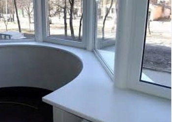 Радиусный подоконник из кварцевого камня VicoStone BQ200 Polished