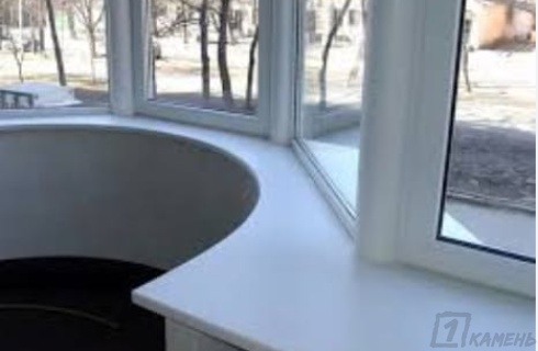 Радиусный подоконник из кварцевого камня VicoStone BQ200 Polished
